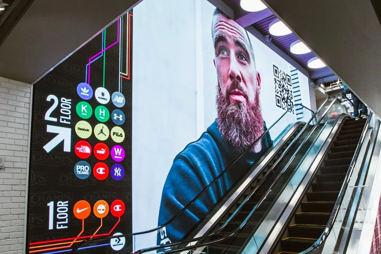 Riesige LED-Wand mit Travis Kelce als Model von Activate The Space
