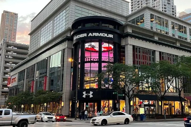 LED-Bildschirm von Activate The Space im Under-Armour-Store in Chicago