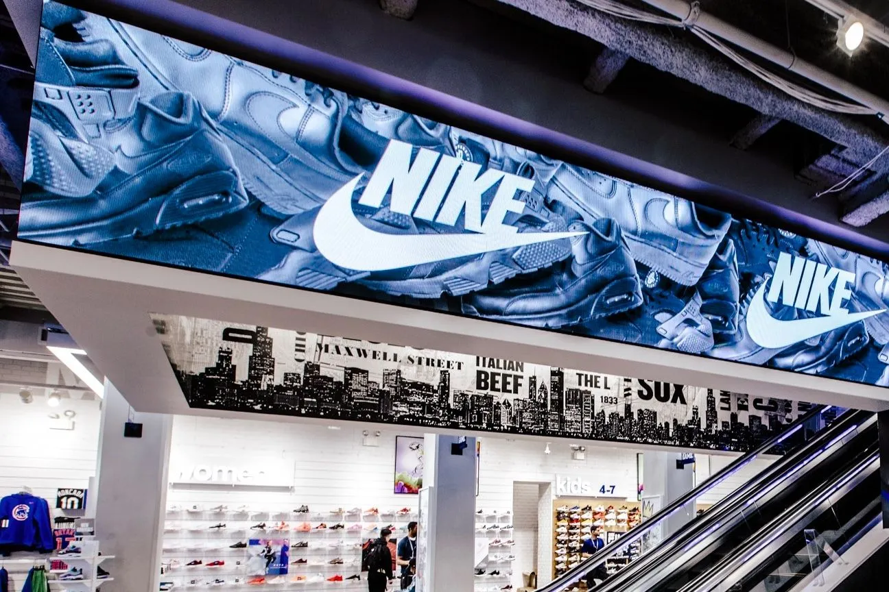 LED-Bildschirm von Activate The Space mit Nike-Motiv in New York
