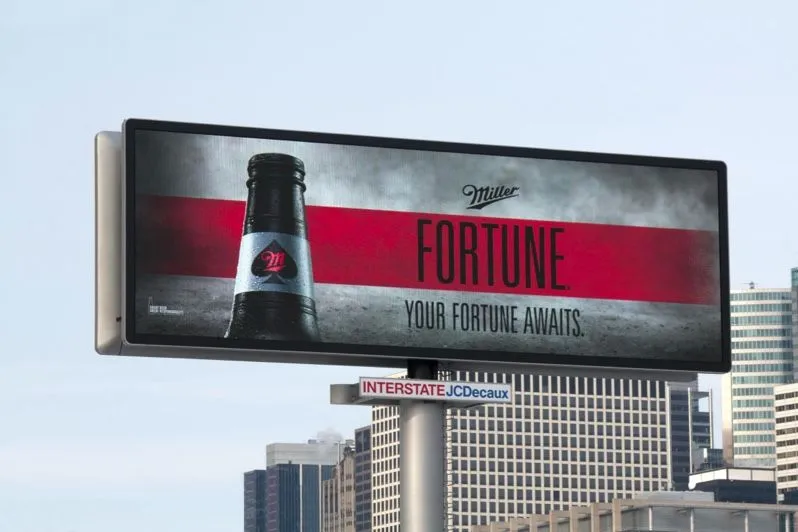 Digitale Werbetafel mit einer Anzeige über der Skyline einer Stadt