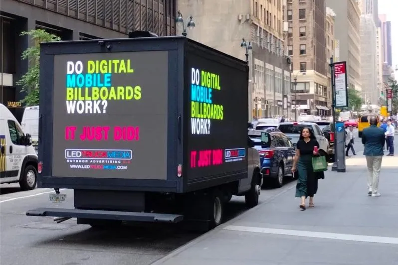 Lkw mit einer mobilen digitalen Werbetafel auf einer Straße in der Stadt