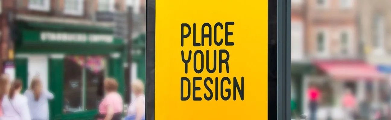 Gelbes digitales Plakat mit der Aufschrift „Place your design“ an einer Straße in der Stadt