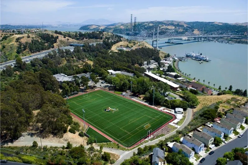 Die Cal Poly Maritime Academy liegt auf einem malerischen Campus am Wasser in Vallejo, Kalifornien