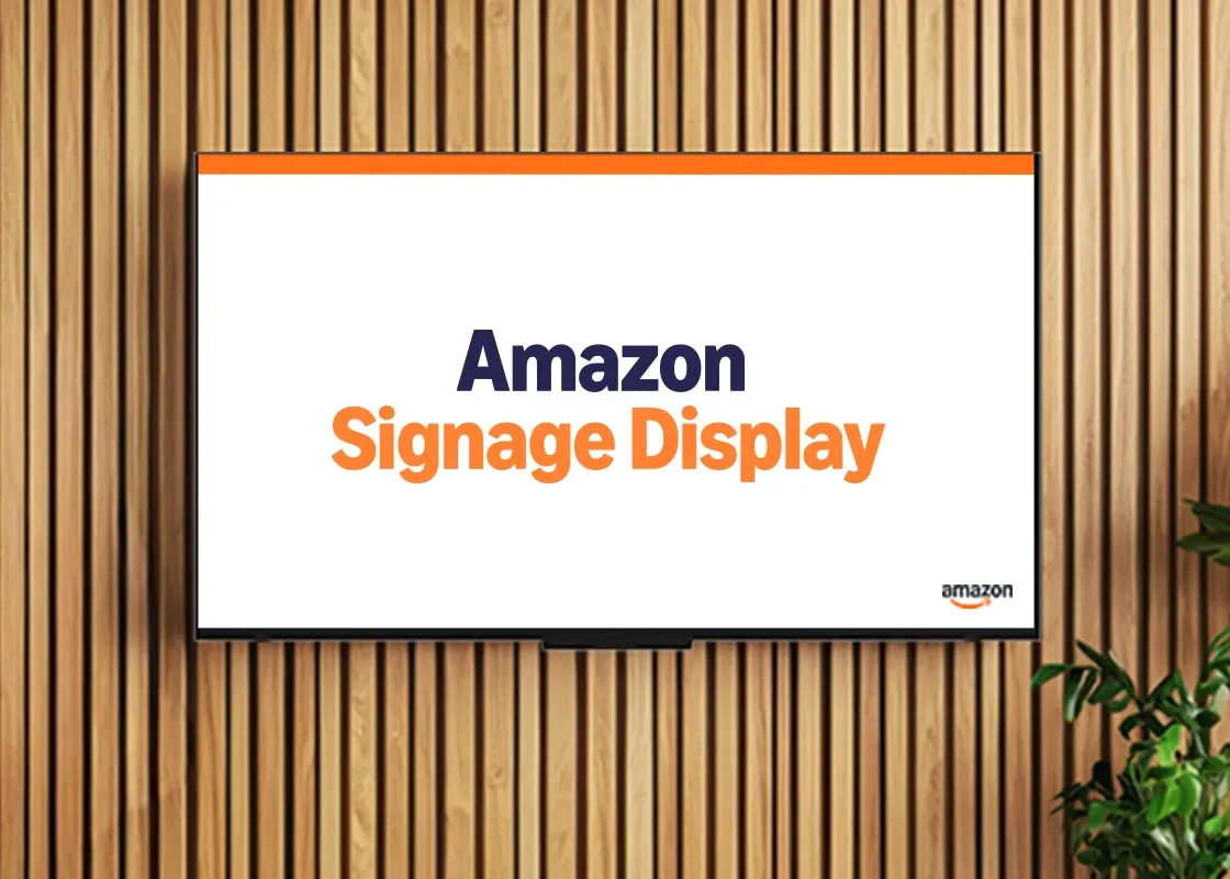 Amazon Signage Display an einer Wand aus Holzlatten