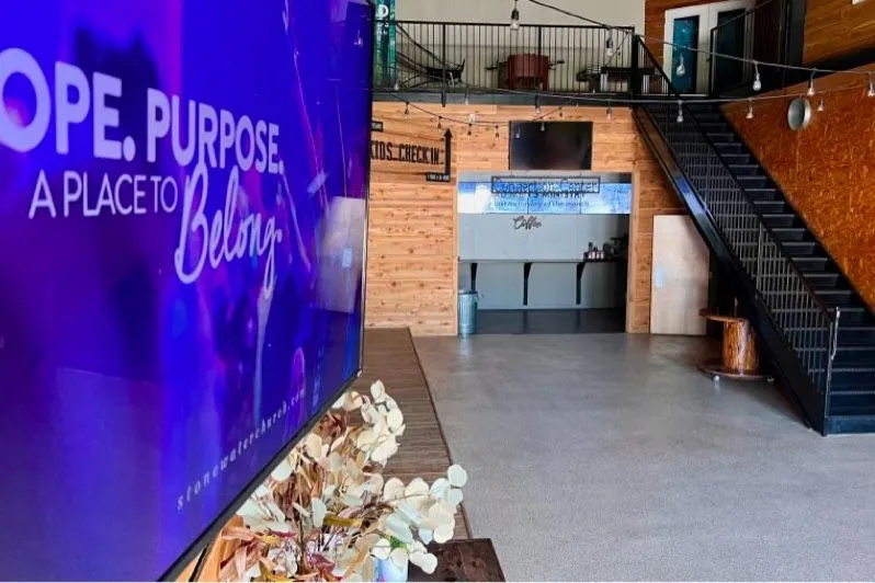 Videowand mit dem Schriftzug „Hope, purpose, a place to belong“ im Eingang einer Kirche