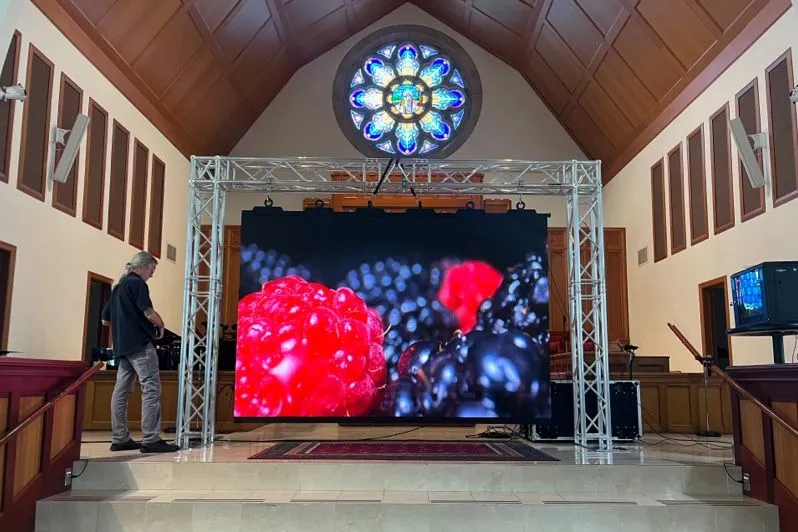 LED-Videowand auf der Bühne einer Kirche mit Rosettenfenster