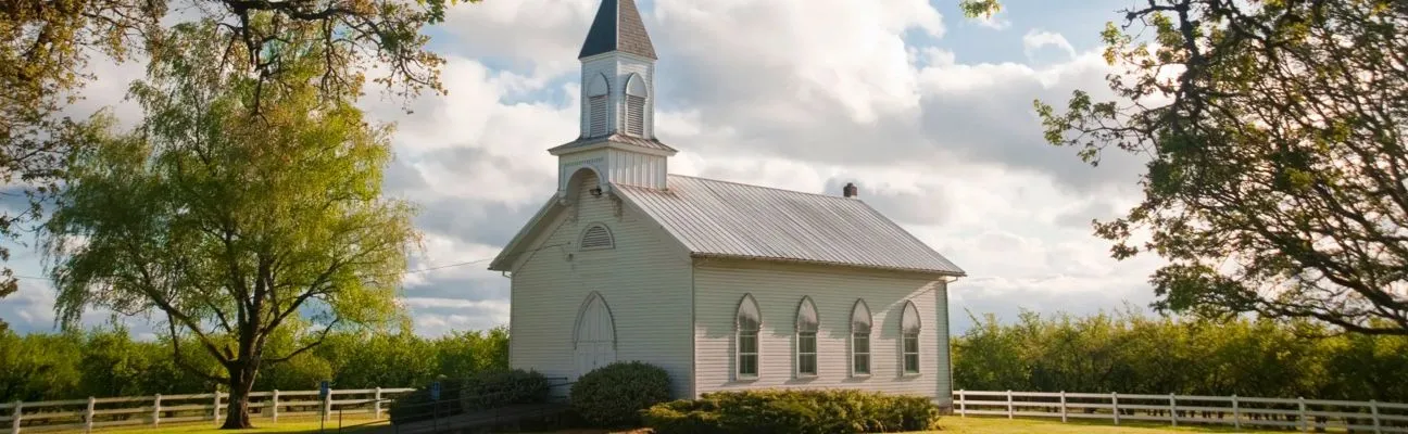 Kleine weiße Kirche mit Turm auf dem Land