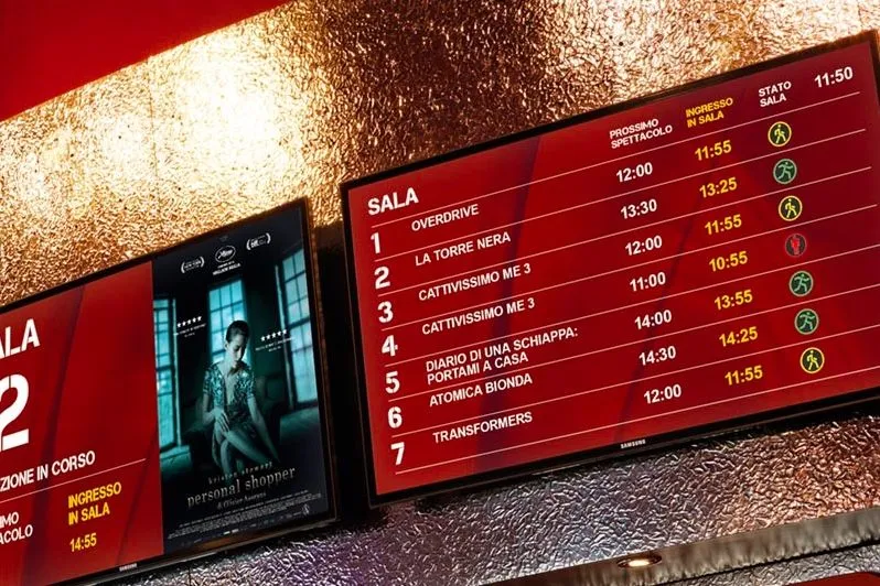 Digitale Tafeln mit Spielzeiten im Foyer eines Kinos