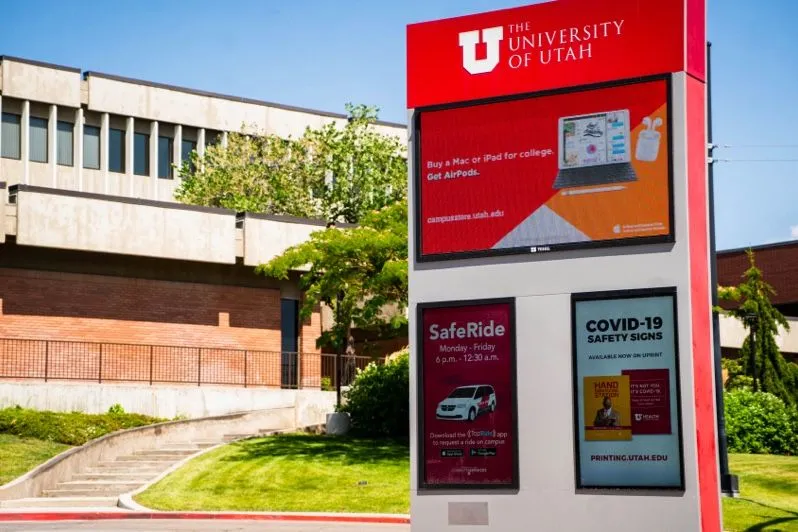 Campus-Schild im Freien mit digitalen Bildschirmen an der University of Utah