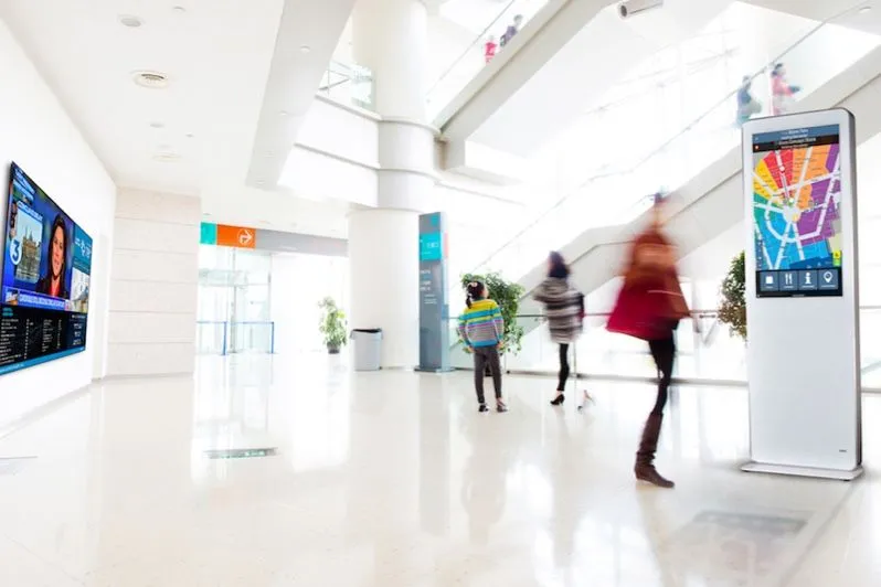 Helles Krankenhausfoyer mit einem Informationsterminal