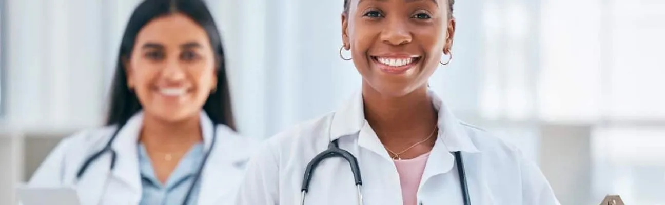 Lächelnde Ärzte und Pflegekräfte in einem Krankenhaus