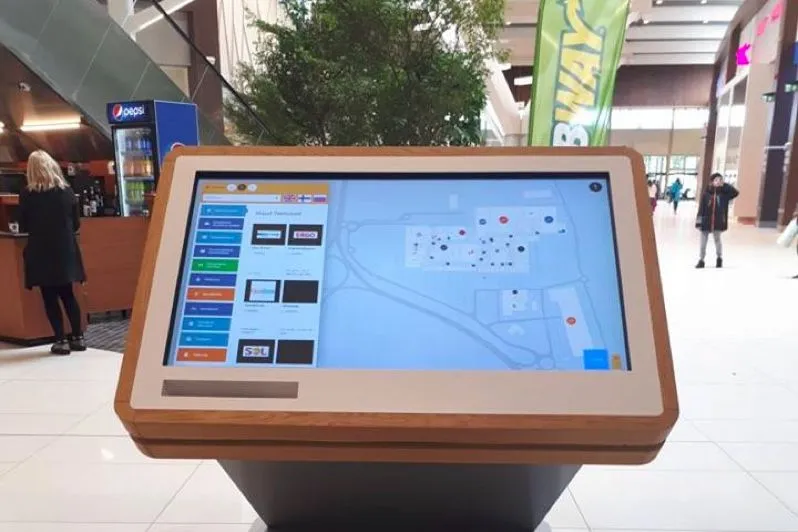 Terminal mit interaktivem Lageplan in einer Hotellobby
