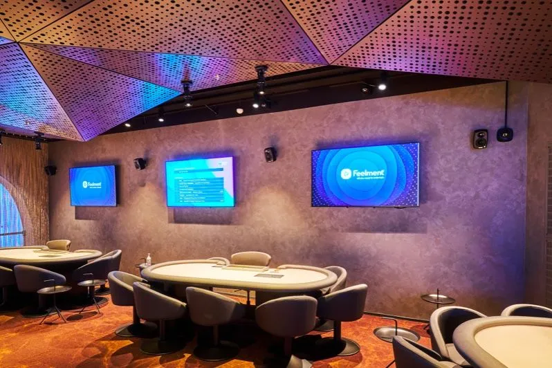 Hotelbar und Lounge mit Bildschirmen an der Wand