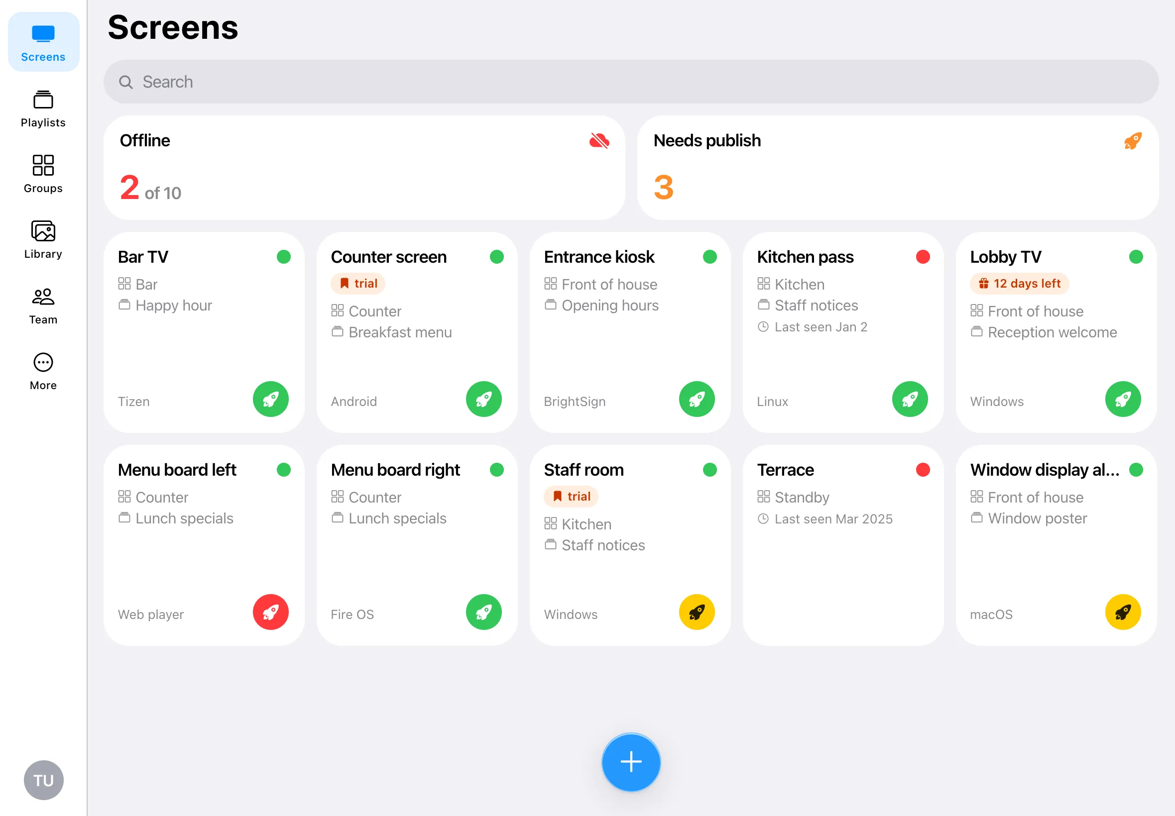 Die Play App auf einem Tablet: alle Bildschirme mit Online-Status, Gruppe und Wiedergabeliste, dazu die Zahl der noch zu veröffentlichenden
