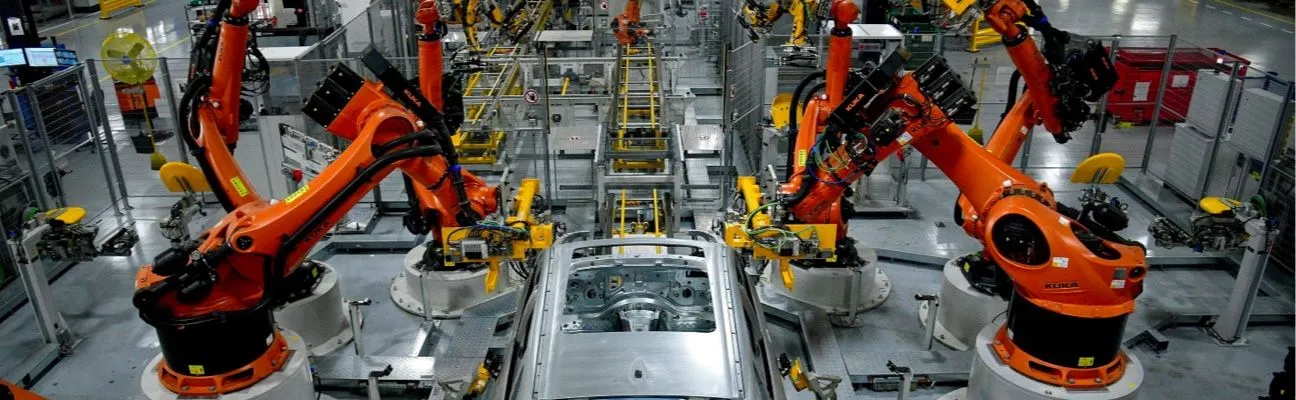 Roboterarme an einer Fertigungsstraße für Autos