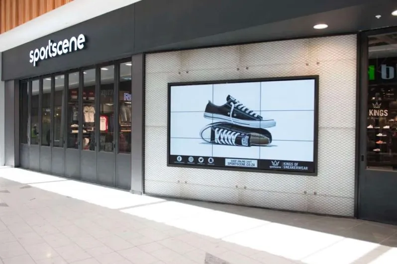 Schaufenster mit einer Videowand, die Sneaker zeigt