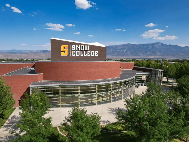 Gebäude des Snow College vor einer Bergkulisse