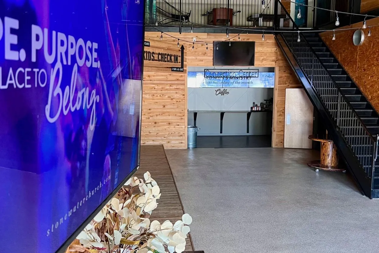 Begrüßungsbildschirm mit Digital Signage in der StoneWater Church