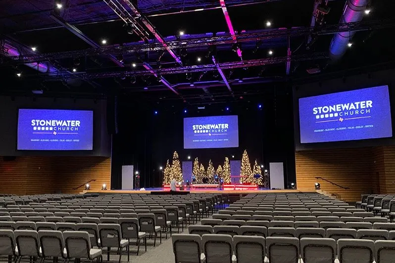 Die StoneWater Church nutzt Digital Signage, um Gottesdienste direkt an alle weiteren Standorte zu übertragen