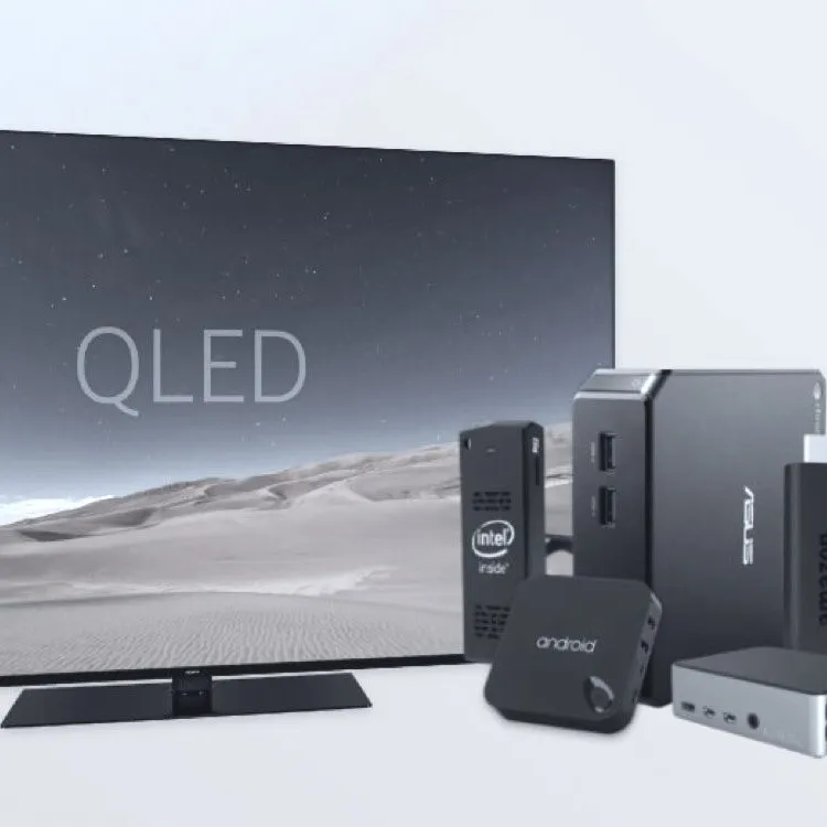 Ein Smart-TV neben mehreren kleinen Mediaplayern