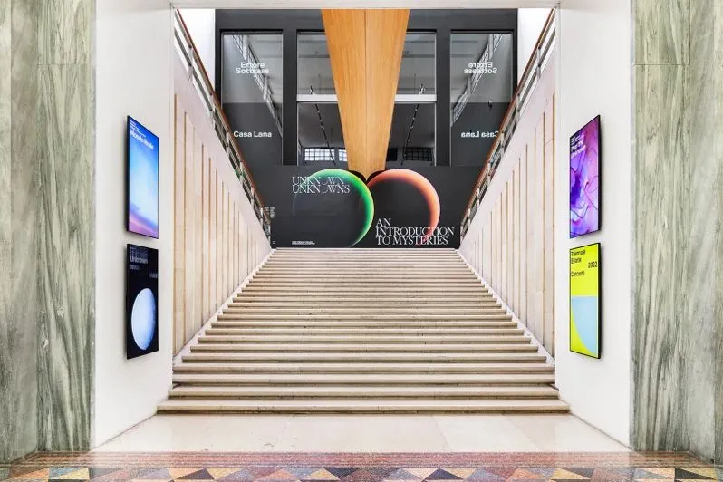 Wegeleitungs-Bildschirme in der Ausstellung der Triennale di Milano