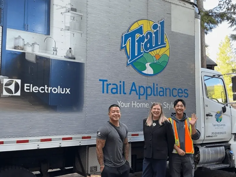 Team von Trail Appliances vor einem Lieferwagen