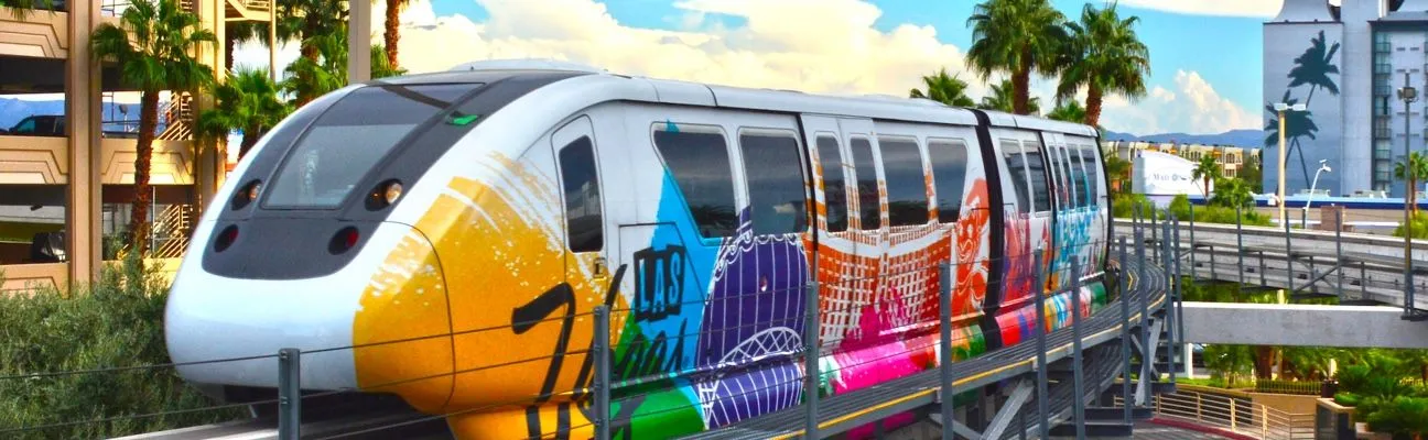 Einschienenbahn, die mit buntem Graffiti bedeckt ist