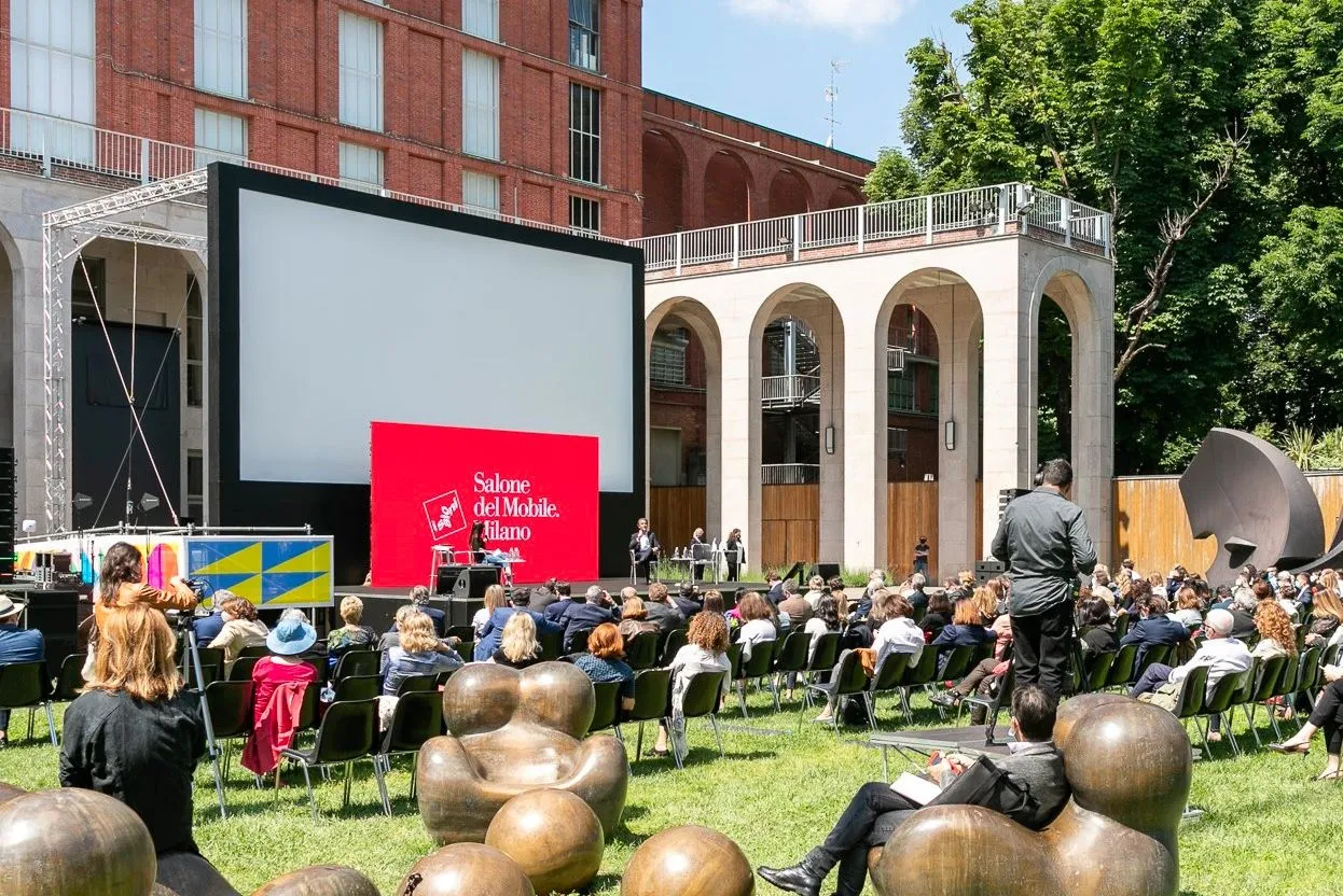 Digital-Signage-Display im Außenbereich der Triennale di Milano