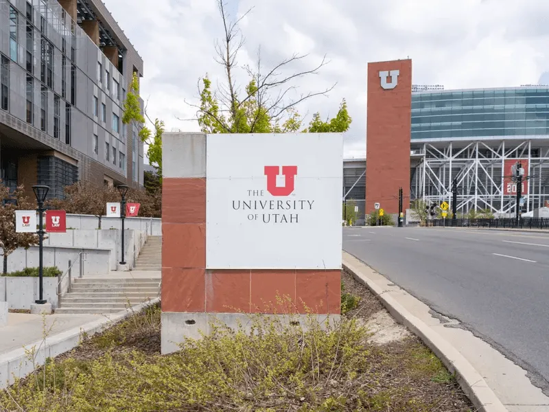 Schild der University of Utah am Eingang zum Campus