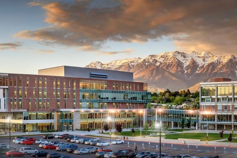 Campus und Berge im Hintergrund an der Utah Valley University