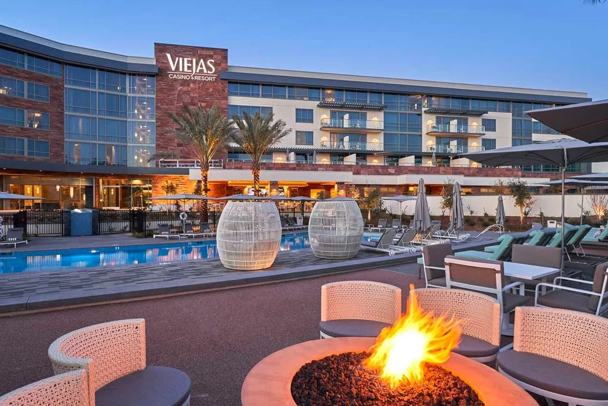 Feuerstelle am Hotelpool des Viejas Casino & Resort