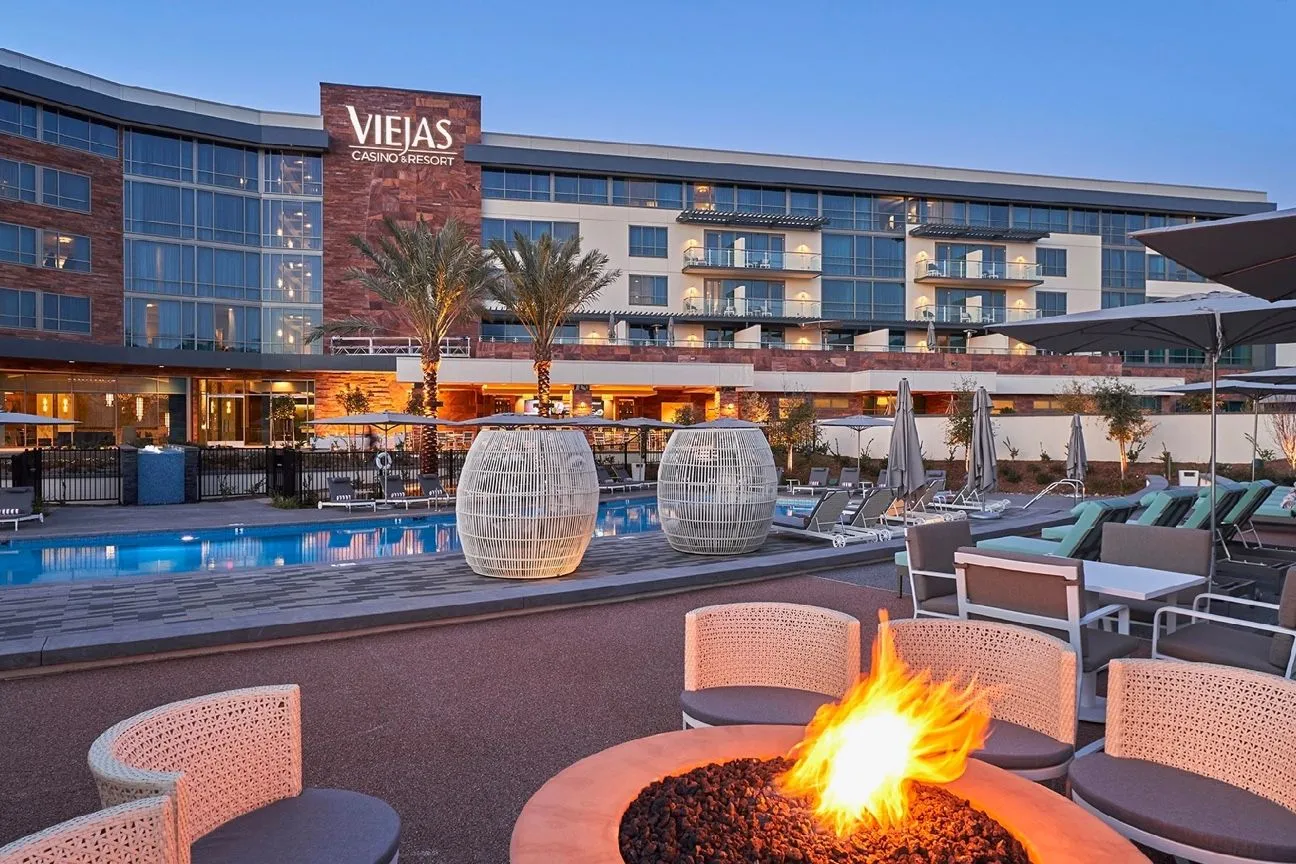 Viejas Casino & Resort vom Pool aus, mit offener Feuerstelle und Abendbeleuchtung